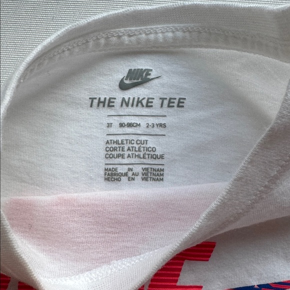 Nike girls 3T short sleeve shirt and shorts set - Picture 3 of 6